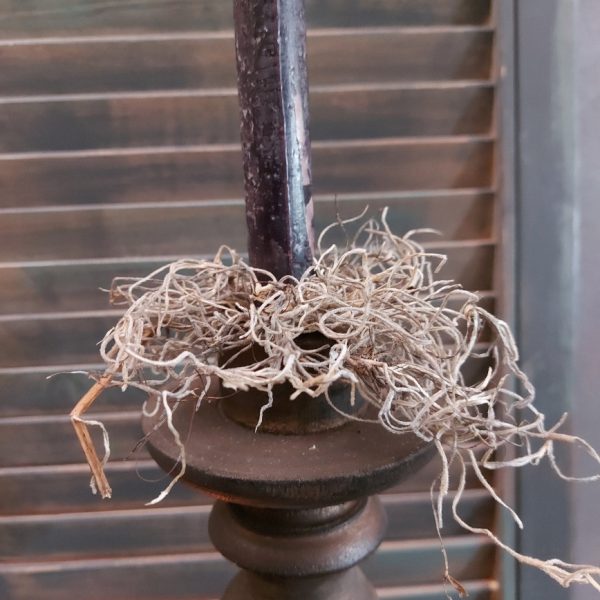 Houten kandelaar van 50 cm hoog voor een dinerkaars.