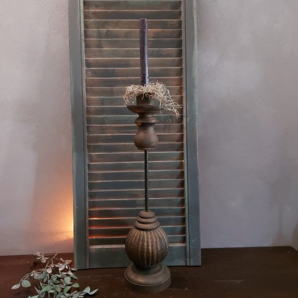 Houten kandelaar van 50 cm hoog voor een dinerkaars.