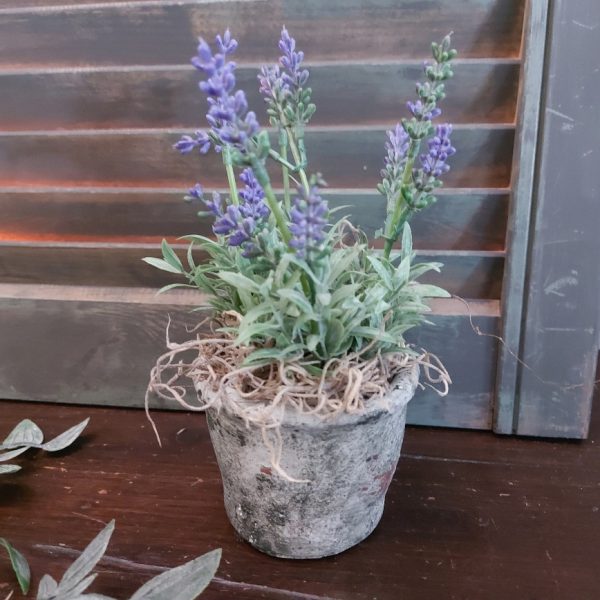 Kunst lavendel plant in een aardewerk potje.