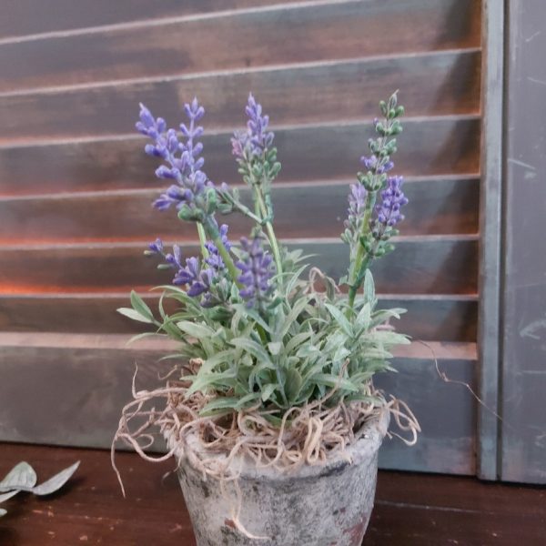 Kunst lavendel plant in een aardewerk potje.