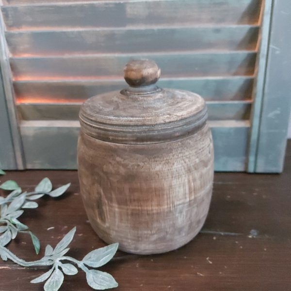 Nepalese pot van hout met deksel in een donkerbruine kleur.
