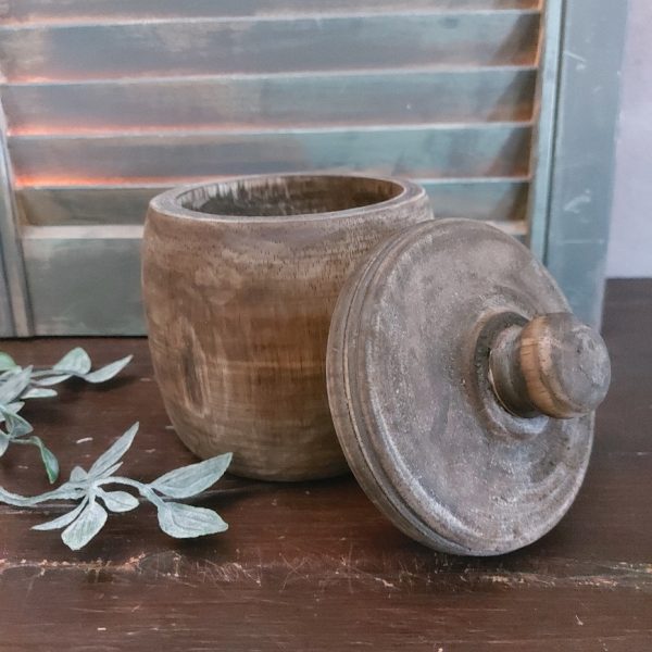 Nepalese pot van hout met deksel in een donkerbruine kleur.