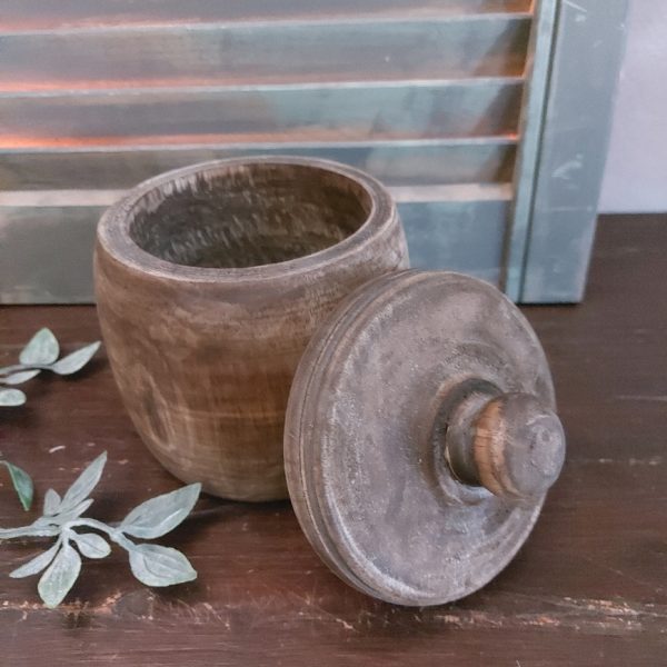 Nepalese pot van hout met deksel in een donkerbruine kleur.