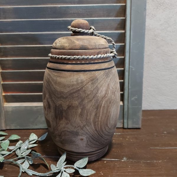 Nepalese pot van hout met deksel in een donkerbruine kleur.