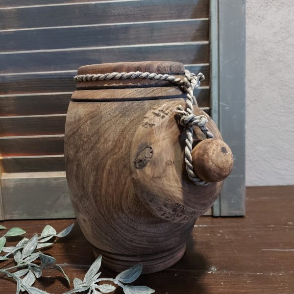 Nepalese pot van hout met deksel in een donkerbruine kleur.