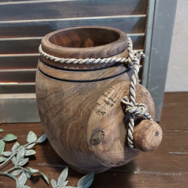Nepalese pot van hout met deksel in een donkerbruine kleur.