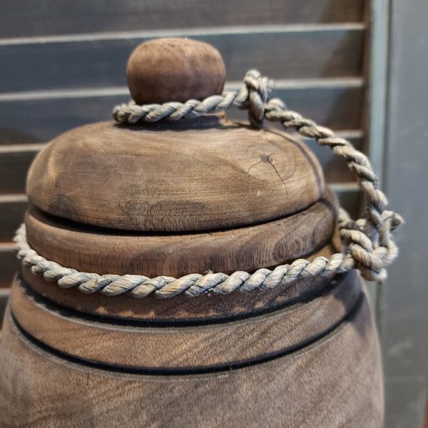 Nepalese pot van hout met deksel in een donkerbruine kleur.