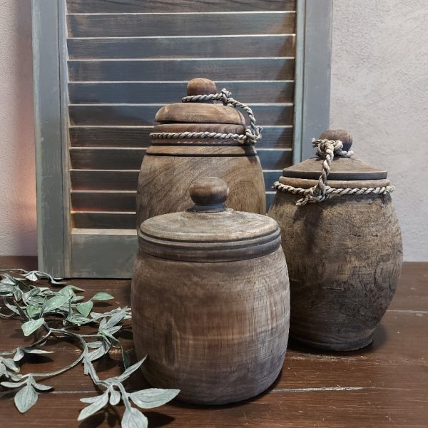 Nepalese pot van hout met deksel in een donkerbruine kleur.