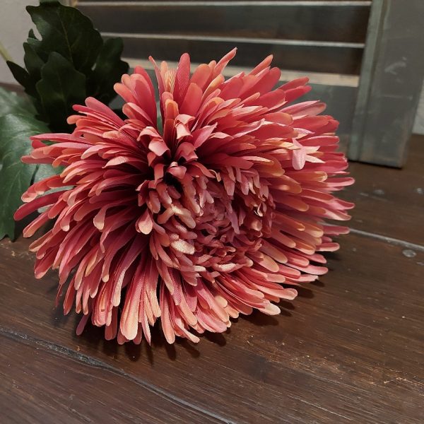 Chrysant zijdenbloem in een fuchsia roze kleur, met een bloem van 18 cm doorsnede, van het merk Mansion Atmosphere.