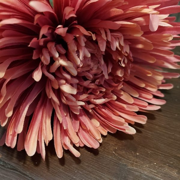 Chrysant zijdenbloem in een fuchsia roze kleur, met een bloem van 18 cm doorsnede, van het merk Mansion Atmosphere.