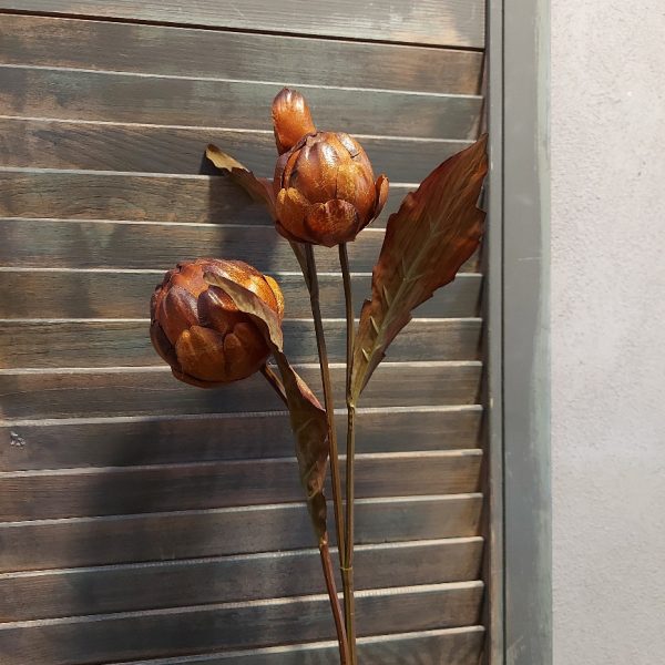 Kunst Artisjok in een karamel bruine kleur, met drie bloemen van het merk Mansion Atmosphere.
