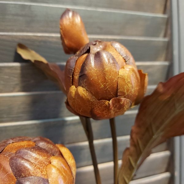 Kunst Artisjok in een karamel bruine kleur, met drie bloemen van het merk Mansion Atmosphere.