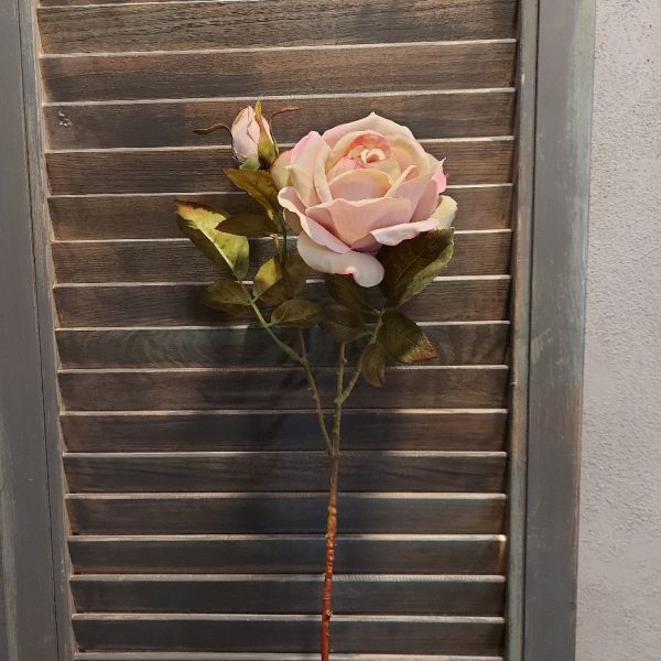 Roos kunstbloem met een bloem en een knop in een zacht roze kleur, van het merk Mansion Atmosphere.