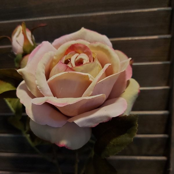 Roos kunstbloem met een bloem en een knop in een zacht roze kleur, van het merk Mansion Atmosphere.