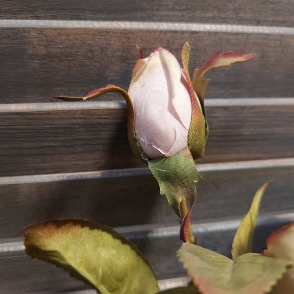 Roos kunstbloem met een bloem en een knop in een zacht roze kleur, van het merk Mansion Atmosphere.