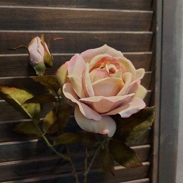 Roos kunstbloem met een bloem en een knop in een zacht roze kleur, van het merk Mansion Atmosphere.
