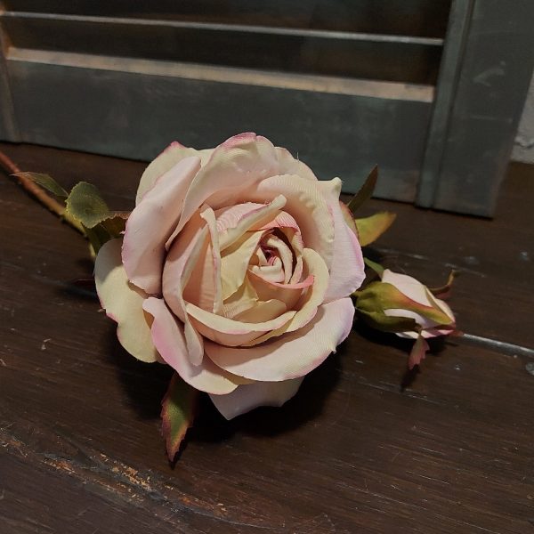 Roos kunstbloem met een bloem en een knop in een zacht roze kleur, van het merk Mansion Atmosphere.