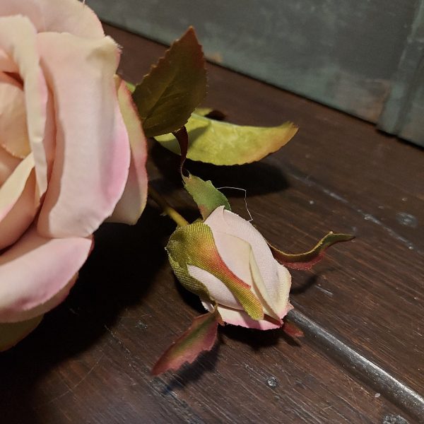 Roos kunstbloem met een bloem en een knop in een zacht roze kleur, van het merk Mansion Atmosphere.