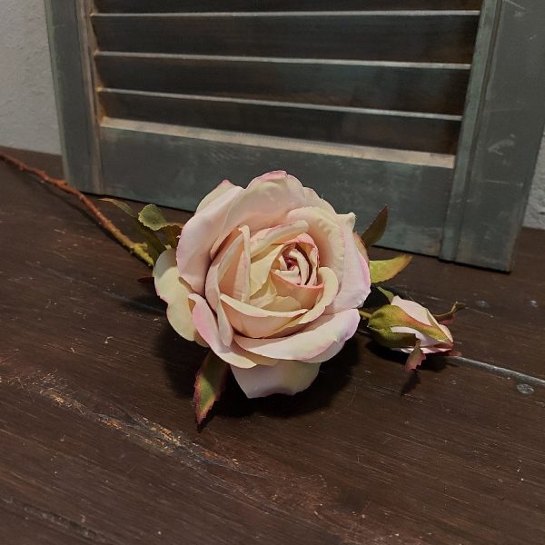 Roos kunstbloem met een bloem en een knop in een zacht roze kleur, van het merk Mansion Atmosphere.