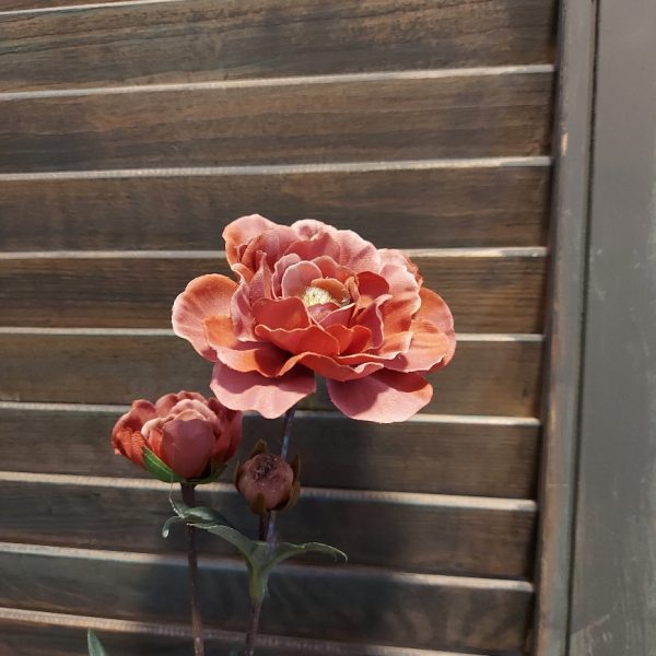 Ranonkel kunstbloem in een oud roze kleur, van het merk Mansion Atmosphere.