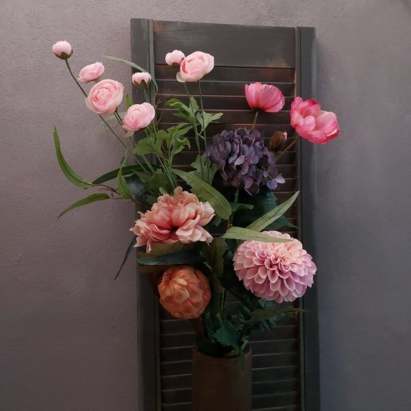 Boeket zijden bloemen met zomerse bloemen in frisse kleuren.