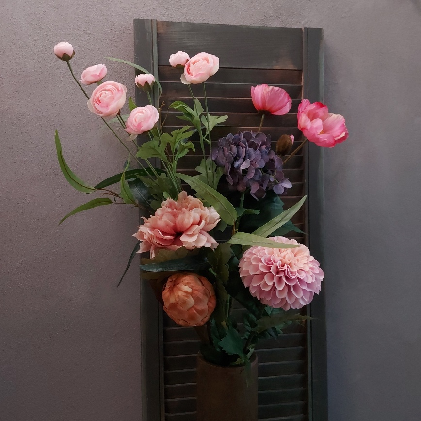 Boeket zijden bloemen met zomerse bloemen in frisse kleuren.