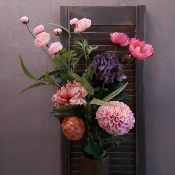 Boeket zijden bloemen met zomerse bloemen in frisse kleuren.