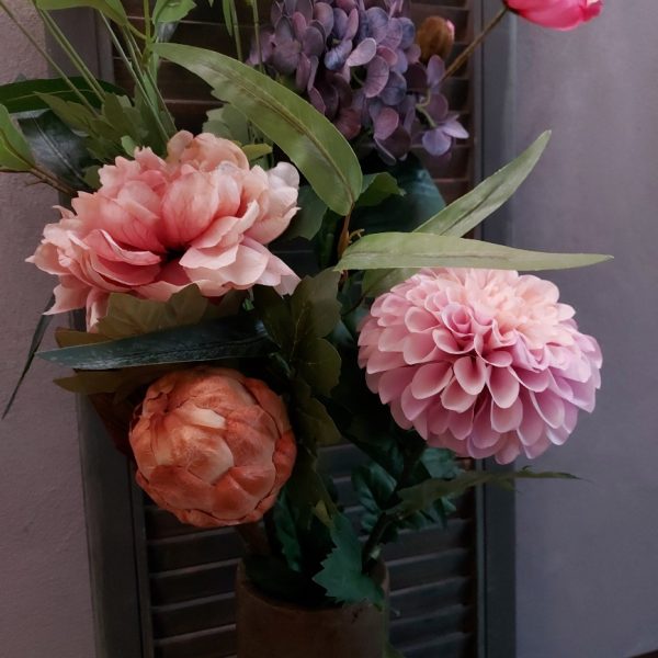 Boeket zijden bloemen met zomerse bloemen in frisse kleuren.