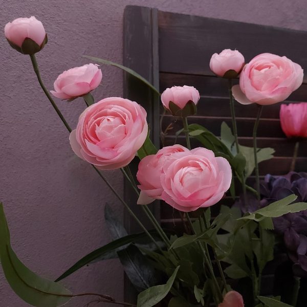 Boeket zijden bloemen met zomerse bloemen in frisse kleuren.