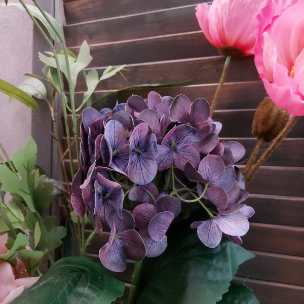 Boeket zijden bloemen met zomerse bloemen in frisse kleuren.