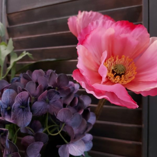 Boeket zijden bloemen met zomerse bloemen in frisse kleuren.