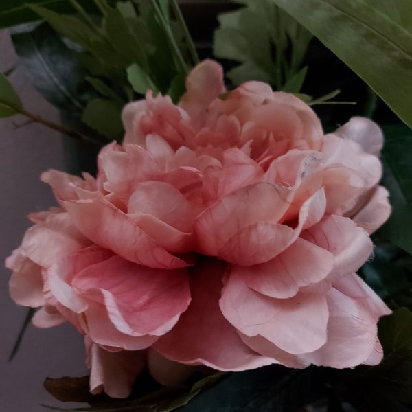 Boeket zijden bloemen met zomerse bloemen in frisse kleuren.