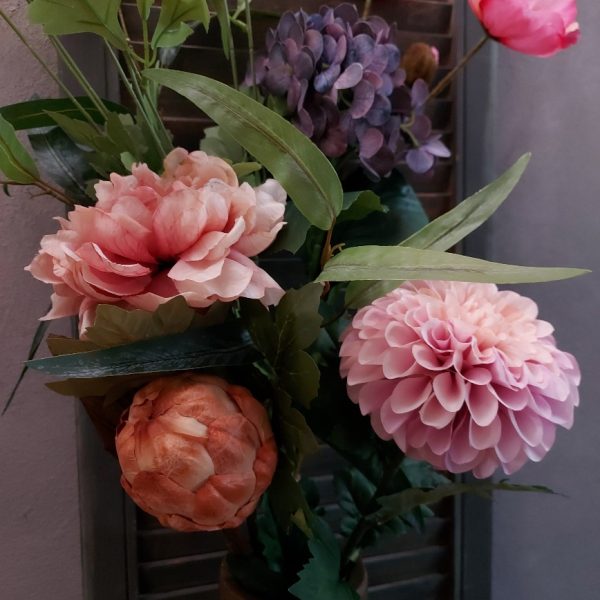 Boeket zijden bloemen met zomerse bloemen in frisse kleuren.