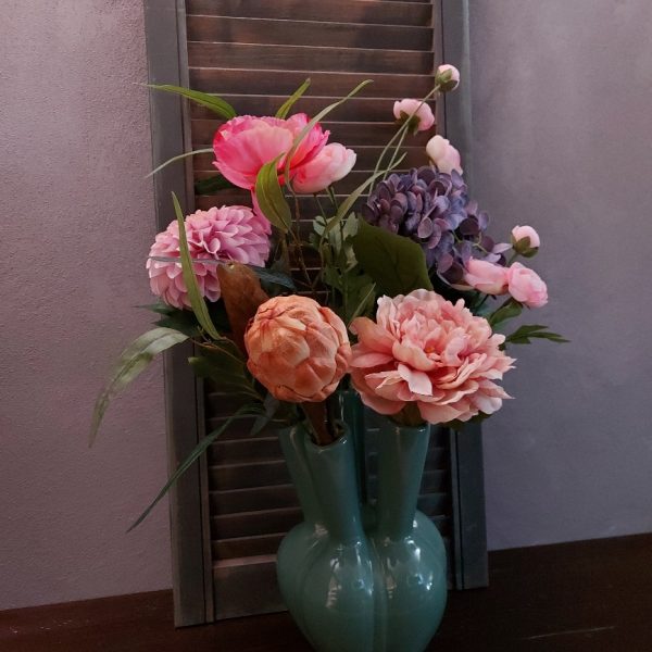 Boeket zijden bloemen met zomerse bloemen in frisse kleuren.