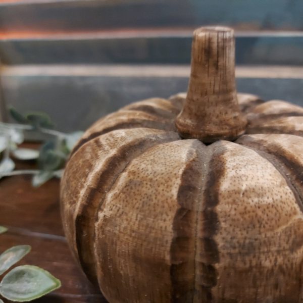 Pompoen van licht gekleurd mangohout.