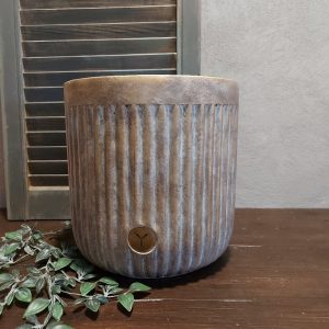 Bloempot met reliëf van aardewerk in zachte kleurtinten, van het merk Brynxz uit de serie Jewel.