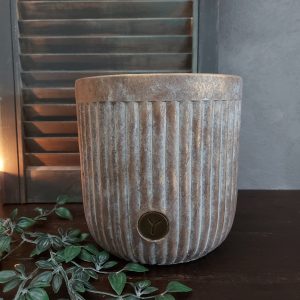 Bloempot met reliëf van aardewerk in zachte kleurtinten, van het merk Brynxz uit de serie Jewel.