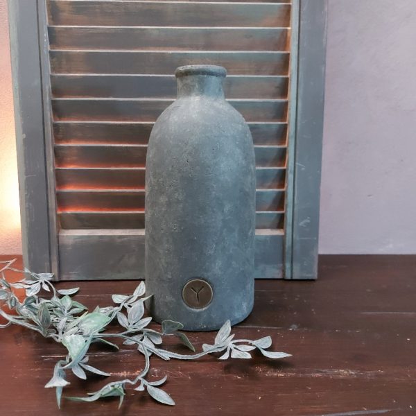 Vaas van aardewerk in een grijze betonlook van het merk Brynxz uit de serie Majestic Vintage.