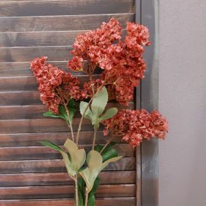 Pluimhortensia kunstbloem met 5 bloemtrossen in een vaal rode kleur, van het merk Brynxz.