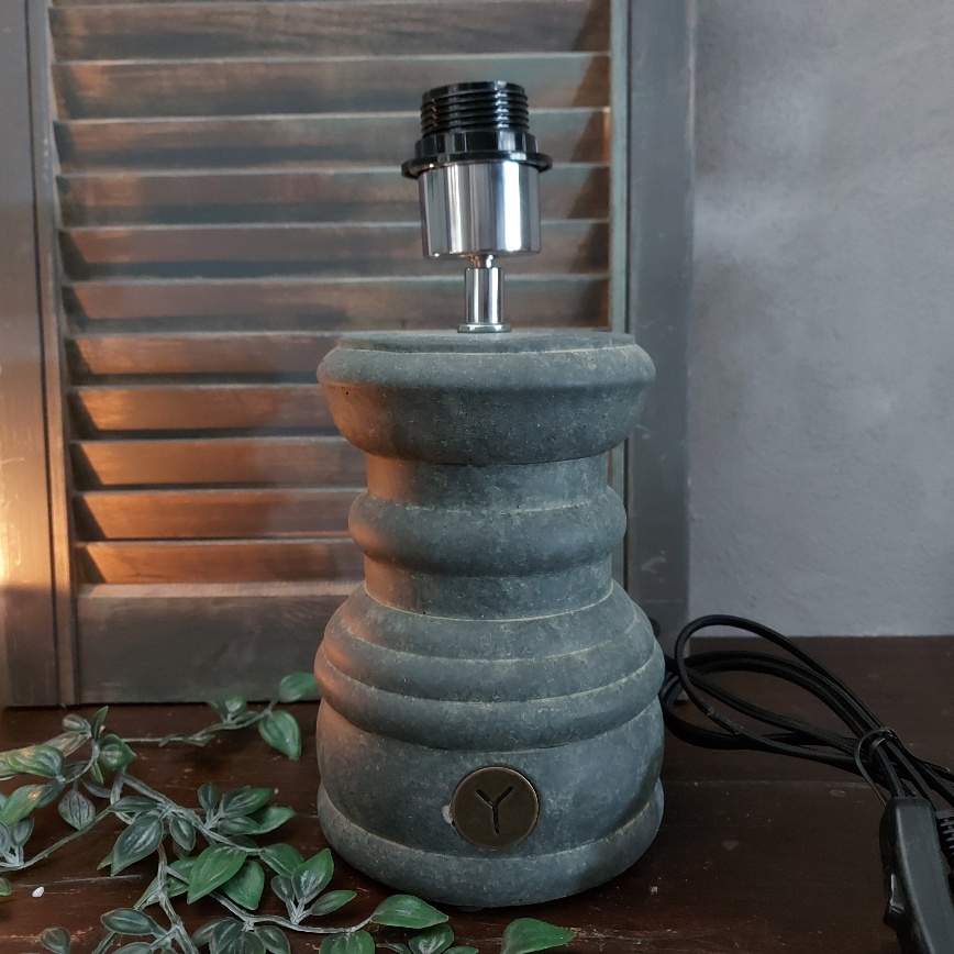 Lampvoet van aardewerk in een grijze betonkleur, van het merk Brynxz uit de serie Majestic Vintage.