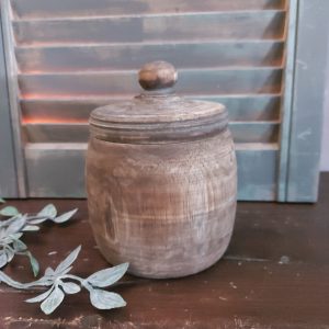 Nepalese pot van hout met deksel in een donkerbruine kleur.
