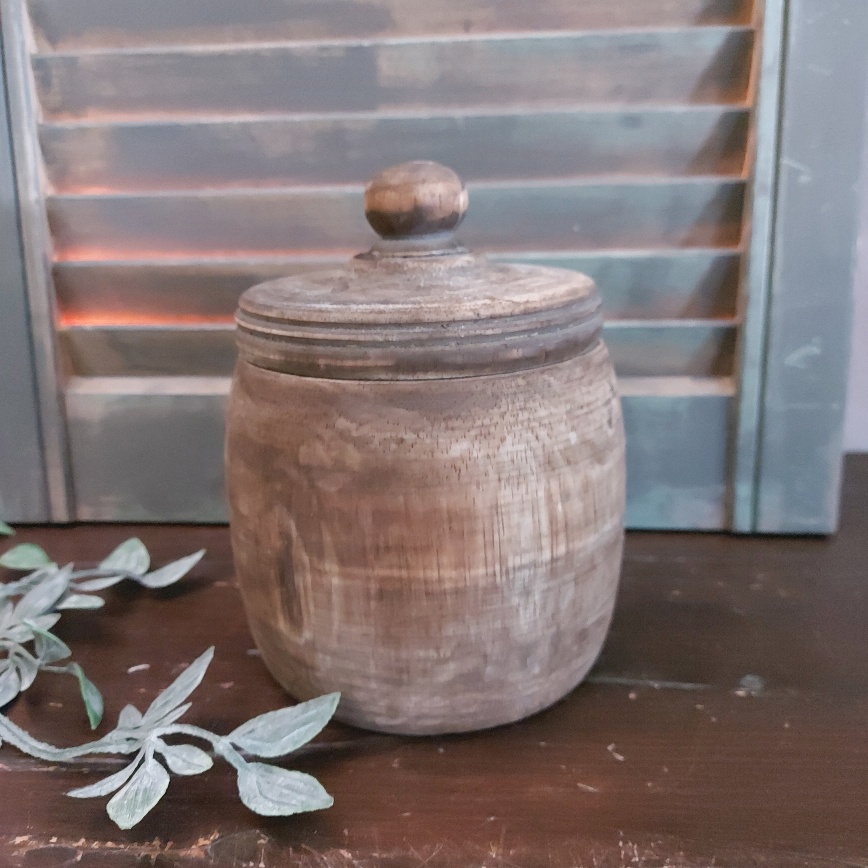 Nepalese pot van hout met deksel in een donkerbruine kleur.