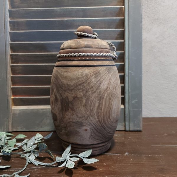 Nepalese pot van hout met deksel in een donkerbruine kleur.