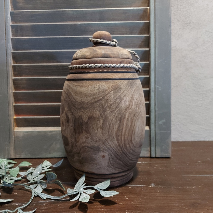 Nepalese pot van hout met deksel in een donkerbruine kleur.