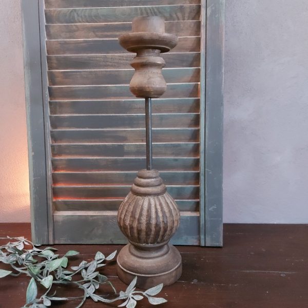 Kandelaar van hout 40 cm hoog, voor een dinerkaars.