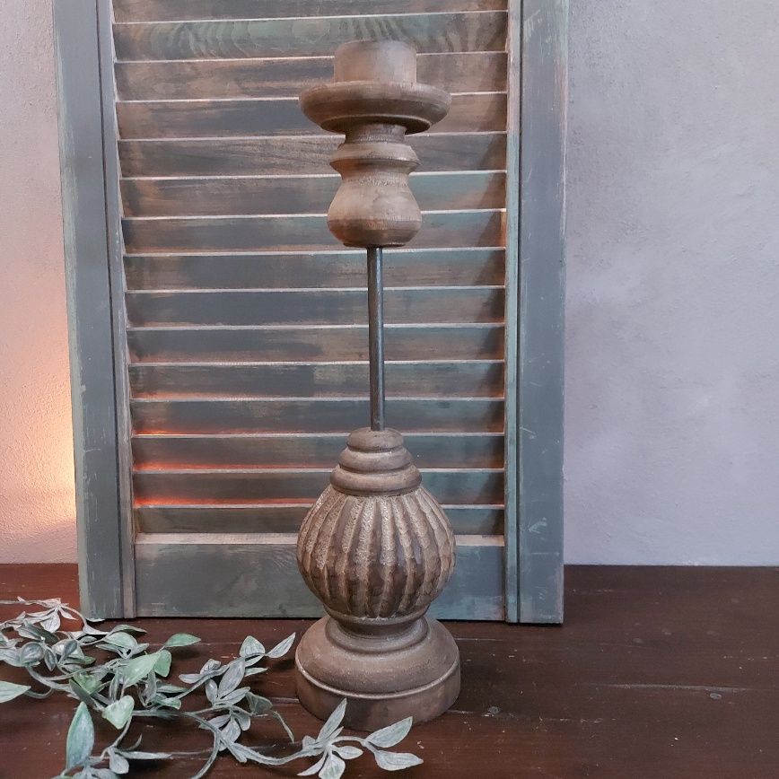 Kandelaar van hout 40 cm hoog, voor een dinerkaars.