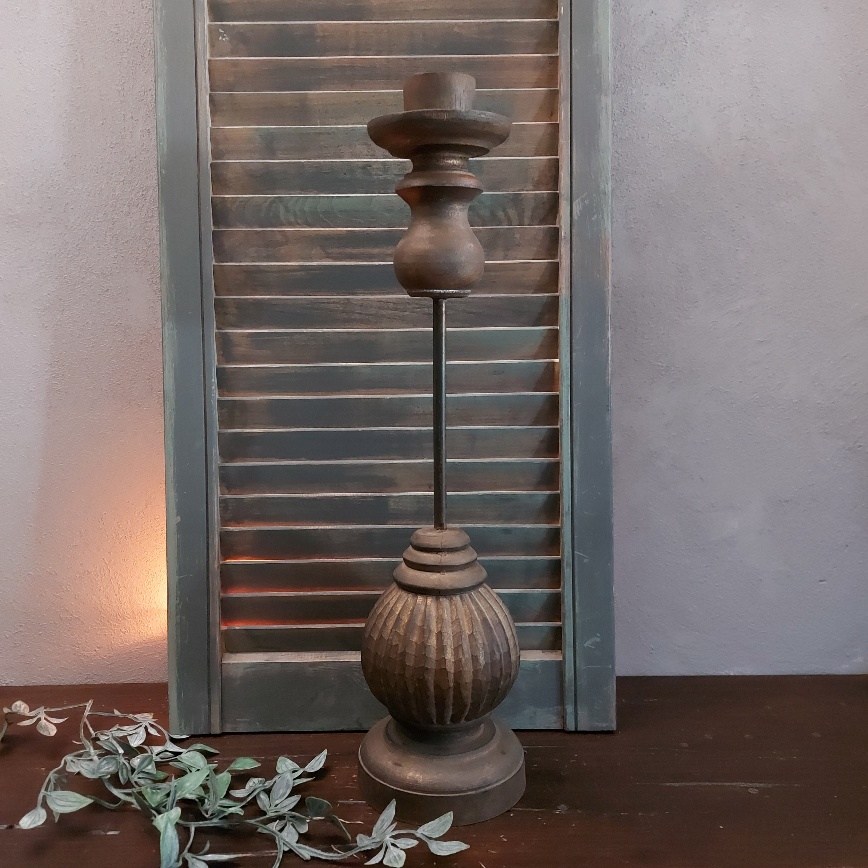 Houten kandelaar van 50 cm hoog voor een dinerkaars.