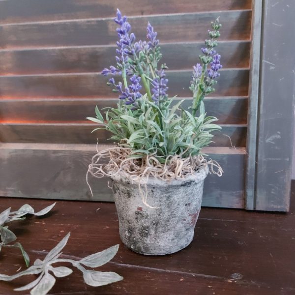 Kunst lavendel plant in een aardewerk potje.