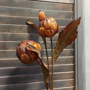 Kunst Artisjok in een karamel bruine kleur, met drie bloemen van het merk Mansion Atmosphere.