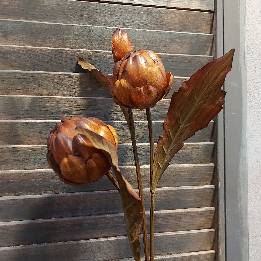 Kunst Artisjok in een karamel bruine kleur, met drie bloemen van het merk Mansion Atmosphere.